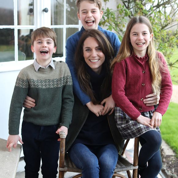 Kate Middleton s'affiche avec ses enfants.

Kate Middleton annonce avoir terminé son traitement de chimiothérapie - Le prince William a partagé une photographie de la princesse de Galles Catherine Kate Middleton avec ses enfants le 10 mars 2024. © The Prince and Princess of Wales / Julien Burton via Bestimage