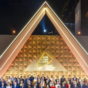 Le président égyptien Abdel Fattah Al-Sisi et la Première dame Entissar Al-Sisi assistent à la cérémonie d'inauguration du Grand Musée égyptien au Caire, en présence de délégations d'environ 80 pays, de représentants d'organisations internationales et régionales et de grandes entreprises mondiales. © Zuma Press/PsnewZ/Bestimage