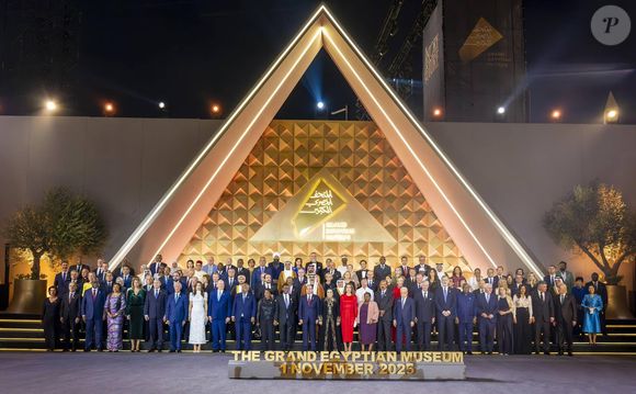 Le président égyptien Abdel Fattah Al-Sisi et la Première dame Entissar Al-Sisi assistent à la cérémonie d'inauguration du Grand Musée égyptien au Caire, en présence de délégations d'environ 80 pays, de représentants d'organisations internationales et régionales et de grandes entreprises mondiales. © Zuma Press/PsnewZ/Bestimage
