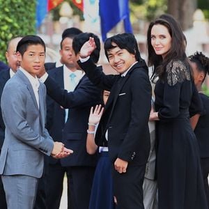 Pax et Maddox Jolie-Pitt - Angelina Jolie, radieuse et souriante, rend visite au roi du Cambodge Norodom Sihamoni pour la projection de son film accompagnée de ses six enfants à Siem Reap le 18 février 2017. © Bestimage