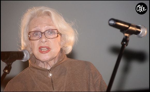 MICHELINE PRESLE - HOMMAGE A MARIA DE MEDEIROS POUR SON FILM "CAPITAINES D'AVRIL" - 27EME FESTIVAL INTERNATIONAL DU FILM D'AMOUR A MONS # TRIBUTE TO MARIA DE MEDEIROS FOR HER FILM "CAPITAINES D'AVRIL" AT THE 27TH INTERNATIONAL FILM FESTIVAL OF LOVE IN MONS IN BELGIUM | 00164996
