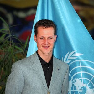 "Il n’est pas alité", précise le Dailymail,

Archives - Michael Schumacher à L'unesco. BORDE-GIRY / BESTIMAGE