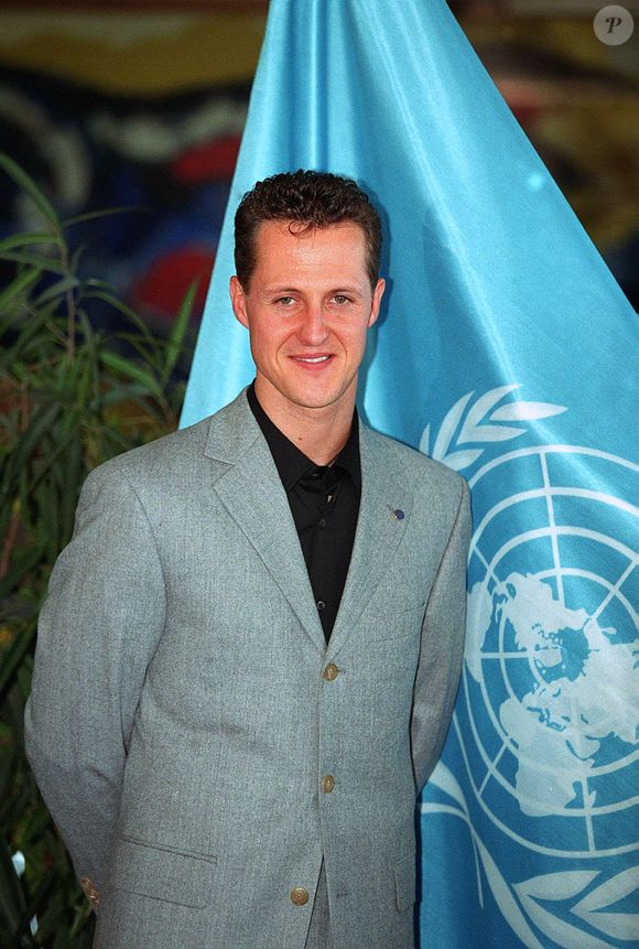 "Il n’est pas alité", précise le Dailymail,

Archives - Michael Schumacher à L'unesco. BORDE-GIRY / BESTIMAGE