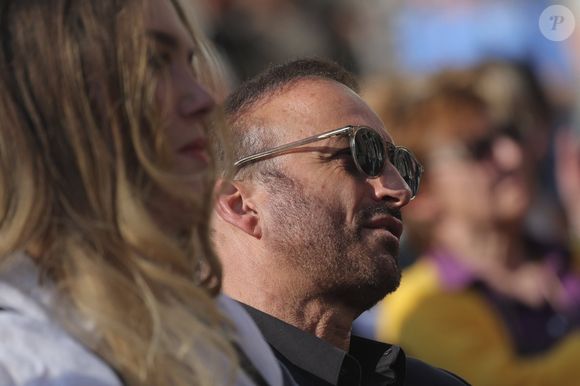 Milla Savarese, la fille d'E.Dequenne, et son beau-père, Michel Ferracci - 300 personnes réunies pour rendre hommage à Emilie Dequenne dans sa ville de Chièvres (Belgique), le 9 avril 2025, quelques semaines après son décès prématuré, survenu le 16 mars 2025. Une plaque commémorative a été installée dans la salle des Pas Perdus de l'hôtel de ville, renommée "Espace Émilie Dequenne". La famille de la comédienne a lancé un appel aux dons pour soutenir la lutte contre le cancer. © Photonews / Bestimage