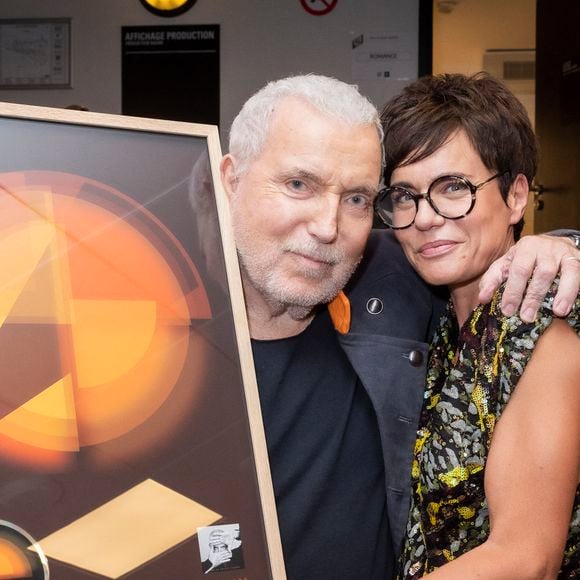 Exclusif -  Bernard Lavilliers remet un disque de platine à sa femme Sophie Chevallier-Lavilliers pour sa participation à son album (création graphique) - Backstage du concert de Bernard Lavilliers à l'Olympia à Paris le 16 juin 2022. © Jack Tribeca / Bestimage