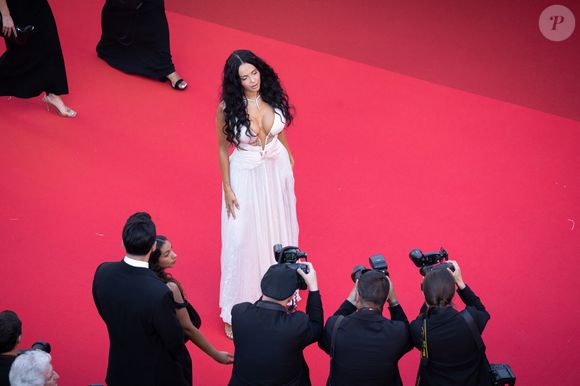 Nabilla Benattia - Montée des marches du film "The history of sound" lors du 78ème Festival International du Film de Cannes, au Palais des Festivals à Cannes. Le 21 mai 2025. © Olivier Borde/ Bestimage