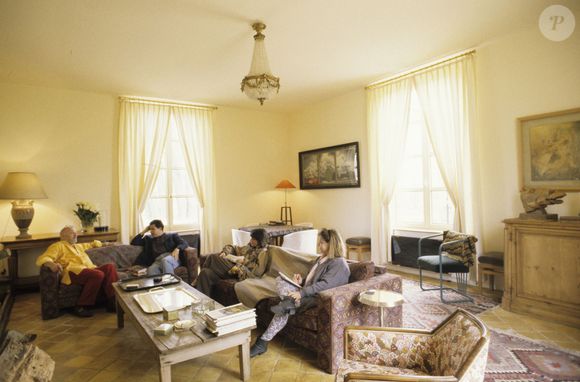 Jean-Pierre Coffe dans son salon avec deux invités et la journaliste Isabelle Cauchois en avril 1993 à Lanneray (Eure-et-Loir). Le fameux gastronome est mort chez lui le 29 mars 2016 à 78 ans ; il avait confié souhaiter que ses cendres soient dispersées dans son jardin. © Michel Marizy via BestImage