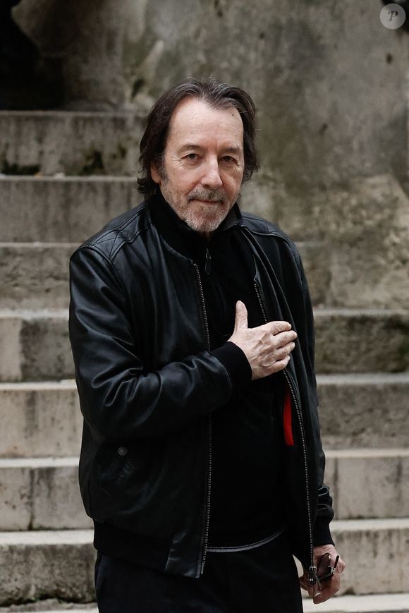 De même que Jean-Hugues Anglade, ami de longue date. 


Jean-Hugues Anglade - Personnalités à la cérémonie en hommage à Tchéky Karyo en l'église Saint Roch à Paris le 13 novembre 2025.