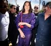 Avant Katie Holmes, Dua Lipa avait fait sensation à Cannes avec une robe violette Ferragamo mariée à des escarpins rubis.

Dua Lipa à la sortie de l'hôtel "Martinez" lors du 79ème Festival International du Film de Cannes, France, le 15 mai 2026. © SGP/Bestimage