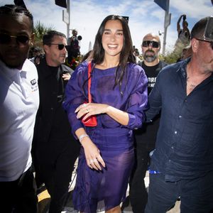 Avant Katie Holmes, Dua Lipa avait fait sensation à Cannes avec une robe violette Ferragamo mariée à des escarpins rubis.
Dua Lipa à la sortie de l'hôtel "Martinez" lors du 79ème Festival International du Film de Cannes, France, le 15 mai 2026. © SGP/Bestimage