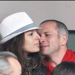 Mais elle ne se gêne pas pour recadrer son célèbre époux.

Samuel Etienne et sa femme Helen - 7e journée du tournoi des internationaux de France de Roland-Garros en 2010  RINDOFF-MOREAU / BESTIMAGE