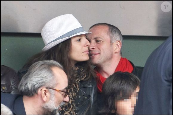 Mais elle ne se gêne pas pour recadrer son célèbre époux.

Samuel Etienne et sa femme Helen - 7e journée du tournoi des internationaux de France de Roland-Garros en 2010  RINDOFF-MOREAU / BESTIMAGE