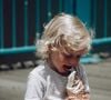 Il recommande plutôt une ombrelle, de la crème solaire, une casquette et des lunettes de soleil.

Quels bon gestes adopter en temps de canicule avec un bébé ?