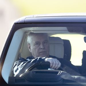 Le prince Andrew, duc d'York, aperçu au volant de sa voiture au château de Windsor, le 22 novembre 2021. Dana Press / Bestimage