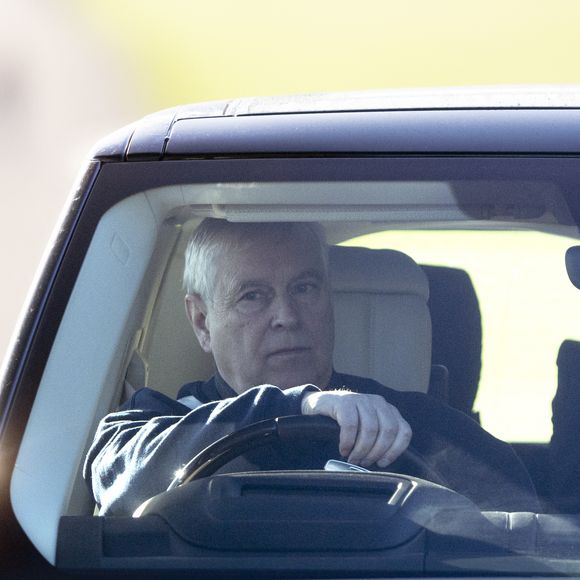 Le prince Andrew, duc d'York, aperçu au volant de sa voiture au château de Windsor, le 22 novembre 2021. Dana Press / Bestimage