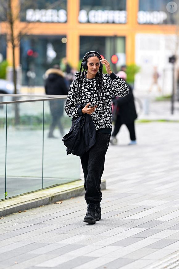 Exclusif - Roxane Depardieu arrive à l'ouverture du procès de son père Gérard Depardieu pour agressions sexuelles sur deux femmes lors d'un tournage de film en 2021, au tribunal correctionnel de Paris, France, le 24 mars 2025. © Pierre Perusseau/Bestimage