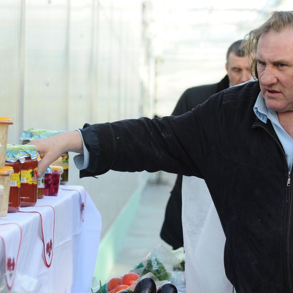 A Saransk, Gérard Depardieu aimait rencontrer les commerçants de son quartier.

Gerard Depardieu rencontre les commerçants de son quartier a Saransk le 23 fevrier 2013.
ITAR TASS / BESTIMAGE