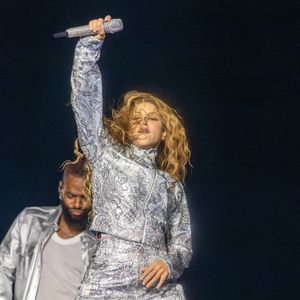 Shakira se produit sur scène dans le cadre de sa tournée mondiale « Las Mujeres Ya No Lloran » au Kaseya Center, à Miami, en Floride, le mercredi 1er juillet 2026. Photo de Gary I Rothstein/UPI/ABACAPRESS.COM