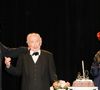 Le doyen de l'humour français a également eu droit à une petite surprise de la part de ses proches. Certains visages phares du 7ème art français et du petit écran n'auraient pour rien au monde loupé cette représentation particulièrement symbolique !
Popeck, Jean-Pierre Castaldi et Véronique Genest - Anniversaire surprise de Popeck à l'occasion de ses 90 ans sur la scène du théâtre de Passy à Paris le 18 mai 2025. © Coadic Guirec/Bestimage