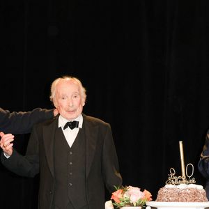 Le doyen de l'humour français a également eu droit à une petite surprise de la part de ses proches. Certains visages phares du 7ème art français et du petit écran n'auraient pour rien au monde loupé cette représentation particulièrement symbolique !

Popeck, Jean-Pierre Castaldi et Véronique Genest - Anniversaire surprise de Popeck à l'occasion de ses 90 ans sur la scène du théâtre de Passy à Paris le 18 mai 2025. © Coadic Guirec/Bestimage