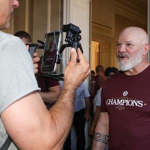 Les joueurs de l'UBB fêtent le titre dans les rue de Bordeaux juste avant d'être reçus à la Mairie de Bordeaux par son Maire, Thomas Cazenave. Le Chef Philippe Etchebest - L'Union Bordeaux-Bègles célèbre sa deuxième étoile à Bordeaux après avoir remporté sa seconde finale consécutive de Champions Cup face à Leinster le 24 mai 2026.
Les joueurs de l'UBB fêtent le titre dans les rue de Bordeaux avant d'être reçus à la mairie de Bordeaux. © Jean-Marc Lhomer/Bestimage | 00756940