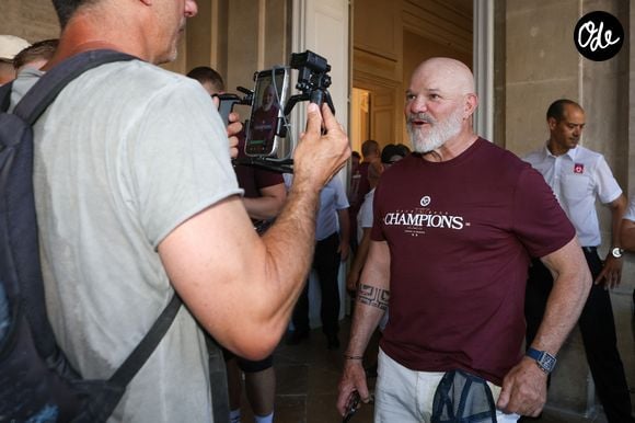 Les joueurs de l'UBB fêtent le titre dans les rue de Bordeaux juste avant d'être reçus à la Mairie de Bordeaux par son Maire, Thomas Cazenave. Le Chef Philippe Etchebest - L'Union Bordeaux-Bègles célèbre sa deuxième étoile à Bordeaux après avoir remporté sa seconde finale consécutive de Champions Cup face à Leinster le 24 mai 2026.
Les joueurs de l'UBB fêtent le titre dans les rue de Bordeaux avant d'être reçus à la mairie de Bordeaux. © Jean-Marc Lhomer/Bestimage | 00756940