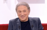 Ce dimanche 30 mars 2025, Michel Drucker a reçu son amie de longue date Sheila. L'occasion pour le présentateur d'évoquer la chanteuse Françoise Hardy connue pour sa très grande franchise

Michel Drucker dans l'émission "Vivement Dimanche"