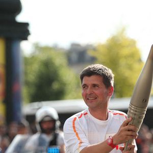 EDITORIAL USE ONLY - Le journaliste français Thomas Sotto, porteur de la flamme olympique, lors du relais de la flamme olympique à Paris le 15 juillet 2024. Photo par Paris 2024/Maxime Le Pihif/SIPA PRESS/ABACAPRESS.COM