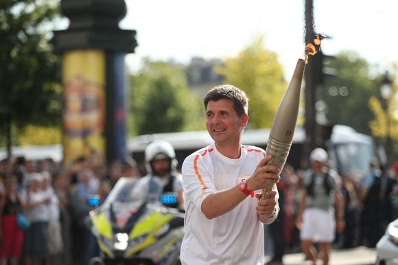 EDITORIAL USE ONLY - Le journaliste français Thomas Sotto, porteur de la flamme olympique, lors du relais de la flamme olympique à Paris le 15 juillet 2024. Photo par Paris 2024/Maxime Le Pihif/SIPA PRESS/ABACAPRESS.COM