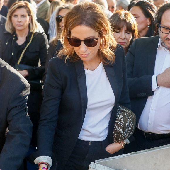 Léa Salamé - Obsèques du journaliste Jean-Pierre Elkabbach au cimetière du Montparnasse dans le 14ème arrondissement de Paris, France, le 6 octobre 2023. © Christophe Clovis/Bestimage