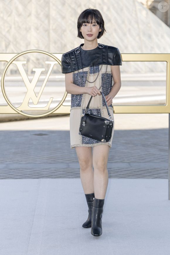 Moeka Hoshi au photocall du Défilé de mode Vuitton  Collection Printemps-Été 2026 dans le cadre de la Fashion Week de Paris (PFW) dans la Cour Carrée du Louvre, à Paris, France, le 30 septembre 2025. © Olivier Borde/Bestimage
