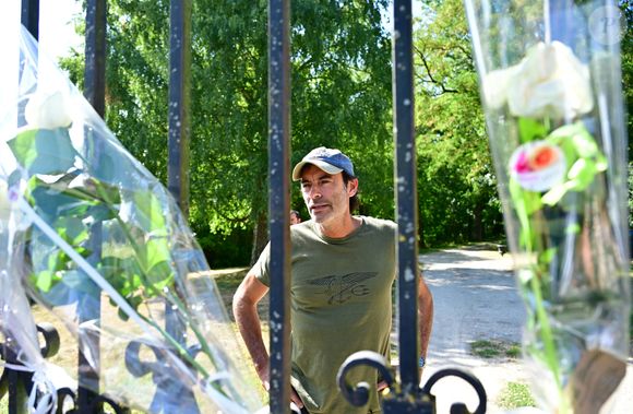 Exclusif - Un an jour pour jour après le décès d'Alain Delon, son fils Anthony (avec Loubo, le berger belge de son père) lui a rendu hommage au domaine familial de Douchy dans le Loiret, France, le 18 août 2025. © Christian Liewig/Bestimage
