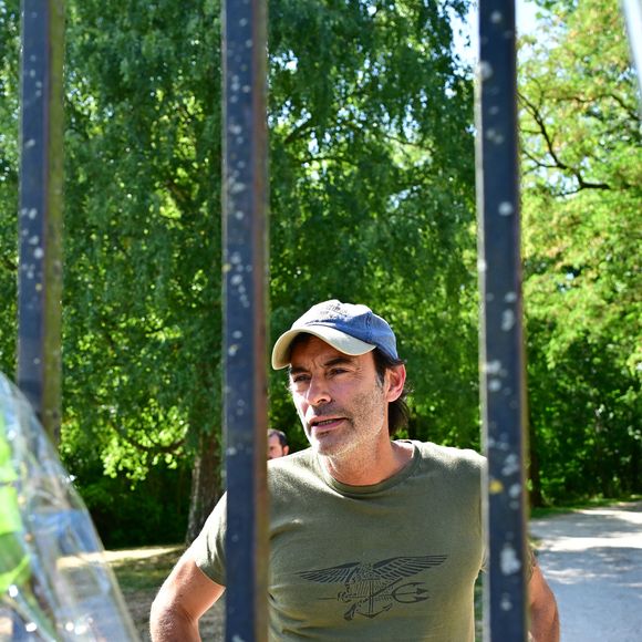 Exclusif - Un an jour pour jour après le décès d'Alain Delon, son fils Anthony (avec Loubo, le berger belge de son père) lui a rendu hommage au domaine familial de Douchy dans le Loiret, France, le 18 août 2025. © Christian Liewig/Bestimage