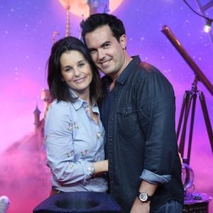 On voit ses deux enfants, Abbie et Peter, nés de son histoire passée avec l’écrivain Maxime Chattam. 

Faustine Bollaert et son mari Maxime Chattam assistent à la Première du nouveau spectacle Disney ' Mickey et le Magicien' à Disneyland Paris à Marne la Vallée, France le 02 juillet 2016. Photo par Jerome Domine/ABACAPRESS.COM
