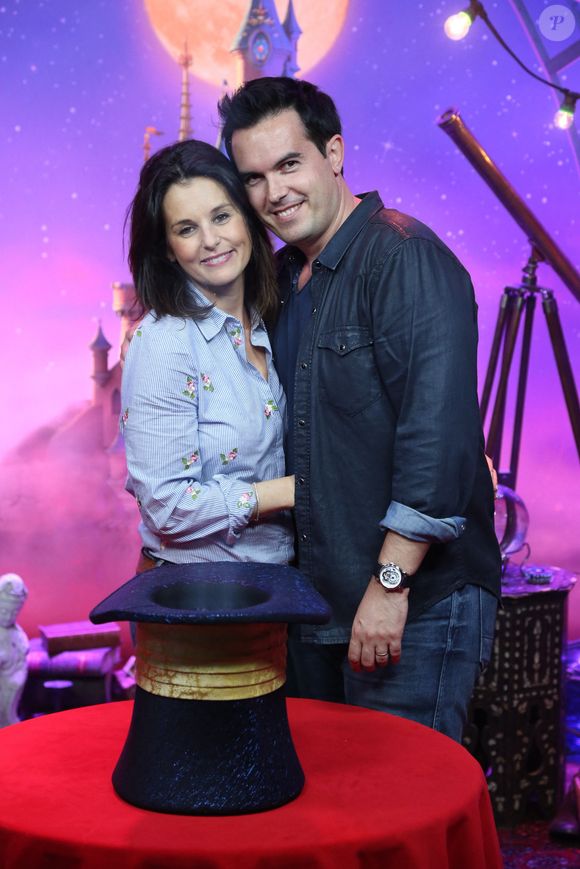 On voit ses deux enfants, Abbie et Peter, nés de son histoire passée avec l’écrivain Maxime Chattam. 

Faustine Bollaert et son mari Maxime Chattam assistent à la Première du nouveau spectacle Disney ' Mickey et le Magicien' à Disneyland Paris à Marne la Vallée, France le 02 juillet 2016. Photo par Jerome Domine/ABACAPRESS.COM