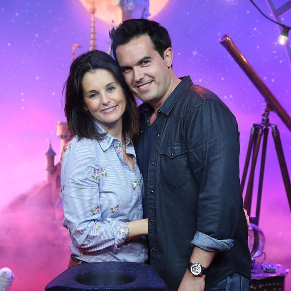 On voit ses deux enfants, Abbie et Peter, nés de son histoire passée avec l’écrivain Maxime Chattam. 

Faustine Bollaert et son mari Maxime Chattam assistent à la Première du nouveau spectacle Disney ' Mickey et le Magicien' à Disneyland Paris à Marne la Vallée, France le 02 juillet 2016. Photo par Jerome Domine/ABACAPRESS.COM