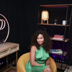 Vaimalama Chaves pose pour En Privé avec, à l'occasion de la promotion de son livre O Vai (éd. First)