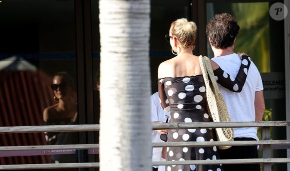 Exclusif - Laeticia Hallyday accompagnée de son compagnon Frédéric Suant et de sa fille Joy sont aller acceuillir Jade à l'aéroport de Saint-Barthélemy-Rémy-de-Haenen où tout le monde se retrouve pour le 50ème anniversaire de Laeticia, à Saint-Jean, Saint-Barthélémy, Antilles françaises, France, le 15 mars 2025.
Crédit : DOMINIQUE JACOVIDES / BESTIMAGE