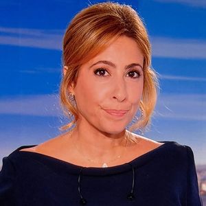 Un mois après avoir commencé son nouveau poste aux commandes du 20 heures de France 2, Léa Salamé voit son équipe être enfin totalement constituée. 

Captures d'écran - Léa Salamé présente son premier journal de 20 heures sur France 2. 

© Alain Guizard / Bestimage