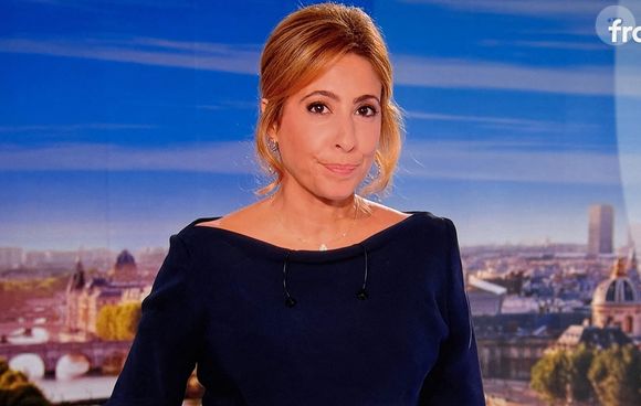 Un mois après avoir commencé son nouveau poste aux commandes du 20 heures de France 2, Léa Salamé voit son équipe être enfin totalement constituée. 

Captures d'écran - Léa Salamé présente son premier journal de 20 heures sur France 2. 

© Alain Guizard / Bestimage