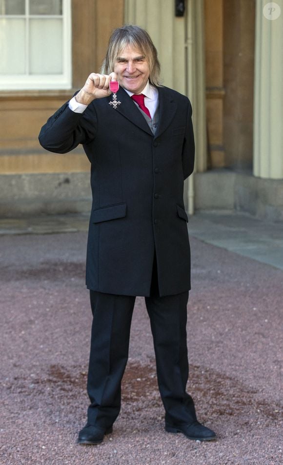 Il luttait depuis 30 ans contre un cancer

Mike Peters avec son MBE, décerné pour les services volontaires rendus à la lutte contre le cancer dans le nord du Pays de Galles et à l'étranger, à l'issue d'une cérémonie d'investiture au Palais de Buckingham, à Londres. Le 21 février 2019. Photo par Steve Parsons/PA Wire/ Abaca