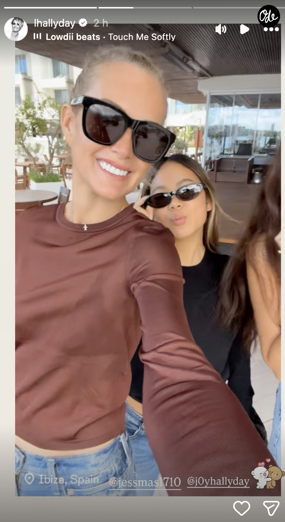 Elle y est accompagnée de sa fille cadette Joy, 18 ans, et de son amie de longue date Cathy Guetta.

Laeticia Hallyday en vacances à Ibiza le 10 octobre. Instagram