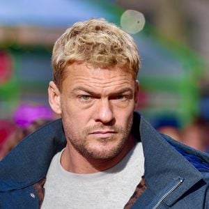 Alan Ritchson interprète le héros de la série à succès "Reacher".

Alan Ritchson sur le tournage de son nouveau film "L'homme au sac" à New York.

Backgrid USA / Bestimage