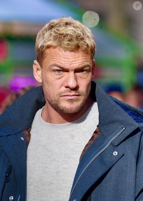 Alan Ritchson interprète le héros de la série à succès "Reacher".

Alan Ritchson sur le tournage de son nouveau film "L'homme au sac" à New York.

Backgrid USA / Bestimage