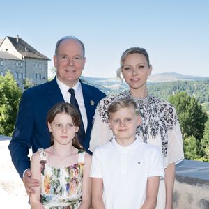 Le prince Albert II de Monaco, la princesse Charlène de Monaco, le prince Jacques de Monaco, marquis des Baux, et la princesse Gabriella de Monaco, comtesse de Carladès, ont été accueillis à Mur-de-Barrez en aveyron par M. Pierre Ignace, le maire de la commune et membre de la délégation officielle française lors de la récente visite d’État à Monaco. Une nouvelle médiathèque, créée par la Communauté de communes Aubrac-Carladez-Viadène, a été officiellement baptisée Médiathèque Princesse Gabriella, le 9 juillet 2025. © NivierePool/Bestimage