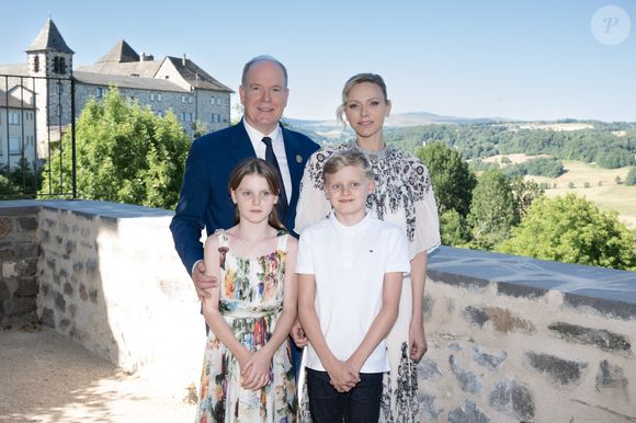 Le prince Albert II de Monaco, la princesse Charlène de Monaco, le prince Jacques de Monaco, marquis des Baux, et la princesse Gabriella de Monaco, comtesse de Carladès, ont été accueillis à Mur-de-Barrez en aveyron par M. Pierre Ignace, le maire de la commune et membre de la délégation officielle française lors de la récente visite d’État à Monaco. Une nouvelle médiathèque, créée par la Communauté de communes Aubrac-Carladez-Viadène, a été officiellement baptisée Médiathèque Princesse Gabriella, le 9 juillet 2025. © NivierePool/Bestimage