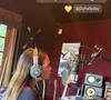 C'est aux côtés d'un célèbre producteur de musique que la jeune femme a fait ses premiers pas en studio 

Joy Hallyday immortalisée sur Instagram. (Capture d'écran).