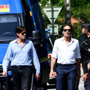 Anthony Delon et son demi-frère Alain-Fabien découvrent les hommages devant les grilles de la propriété de Douchy, quelques heures avant les obsèques de leur père, A.Delon, le 24 août 2024. (Agence / Bestimage).