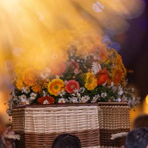 Arrivée du cercueil - Arrivées aux obsèques de Brigitte Bardot en l'église Paroissiale Notre-Dame-de-l'Assomption de Saint-Tropez, France, le 7 janvier 2026.  Brigitte Bardot, figure emblématique du cinéma français et icône internationale, est décédée le 28 décembre 2025 à l'âge de 91 ans dans sa mythique propriété de La Madrague, à Saint-Tropez (France). Révélée au monde entier par son rôle dans "Et Dieu... créa la femme", elle avait contribué à faire de Saint-Tropez un lieu mondialement connu. L'actrice sera inhumée le 7 janvier 2026 au cimetière marin de Saint-Tropez, aux côtés de son père Louis Bardot (1896-1975) et de sa mère Anne-Marie Mucel (1912-1978). Une cérémonie religieuse se tiendra auparavant dans l'église de Saint-Tropez, où proches, personnalités et anonymes pourront lui rendre un dernier hommage.

© Jacovides-Moreau/Bestimage