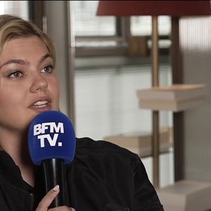 Louane en interview pour BFMTV a montré sa nouvelle coupe de cheveux